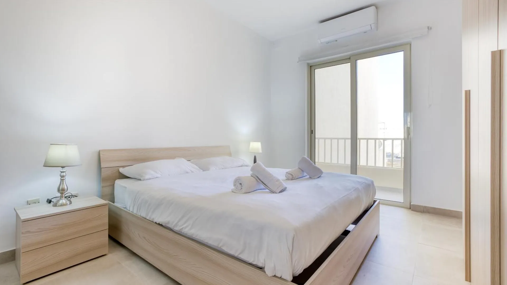 Seafront Apt, In The Centre Of Sliema, Opp Beach By 360 Estates Sliema