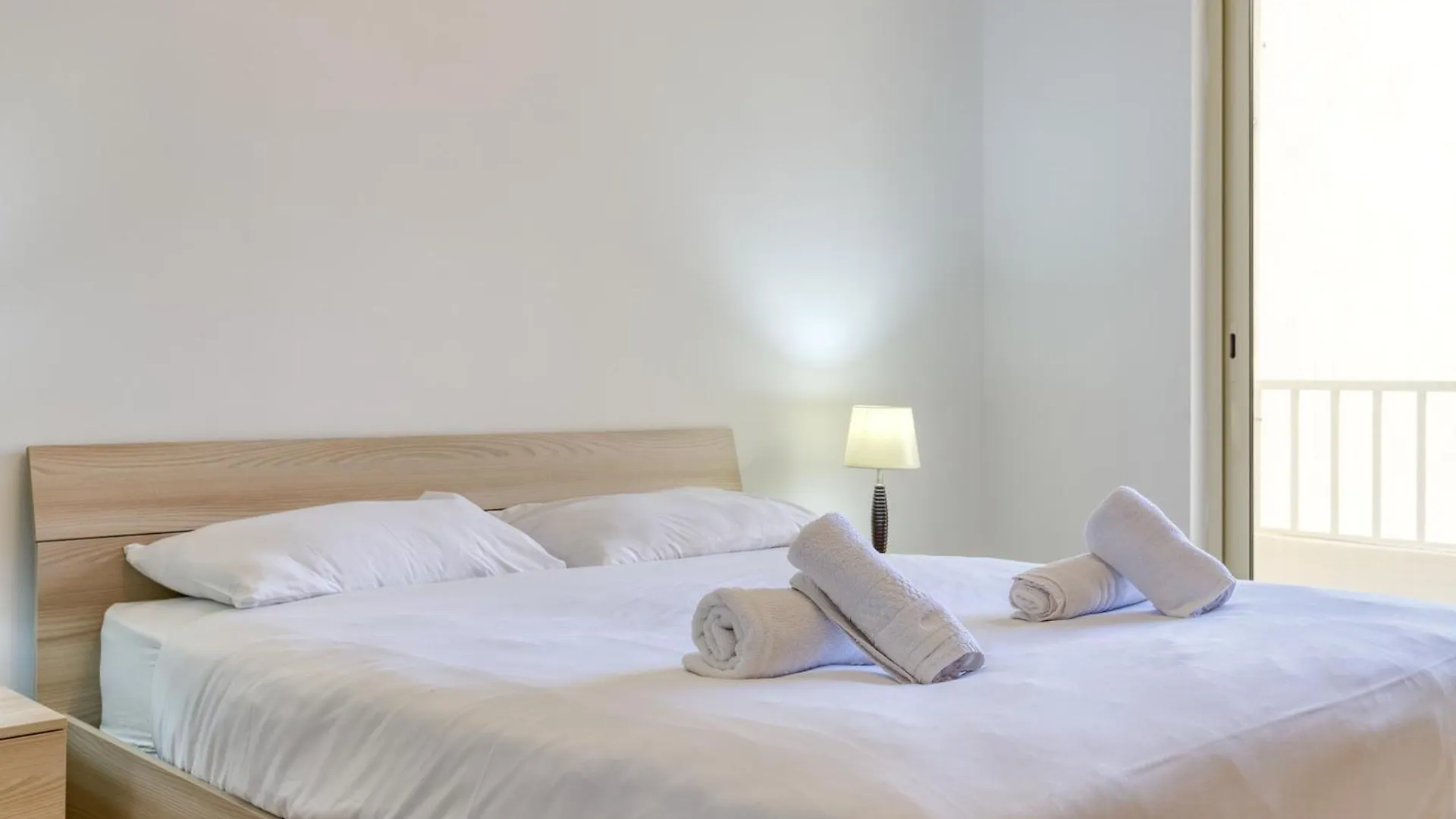 Seafront Apt, In The Centre Of Sliema, Opp Beach By 360 Estates Sliema