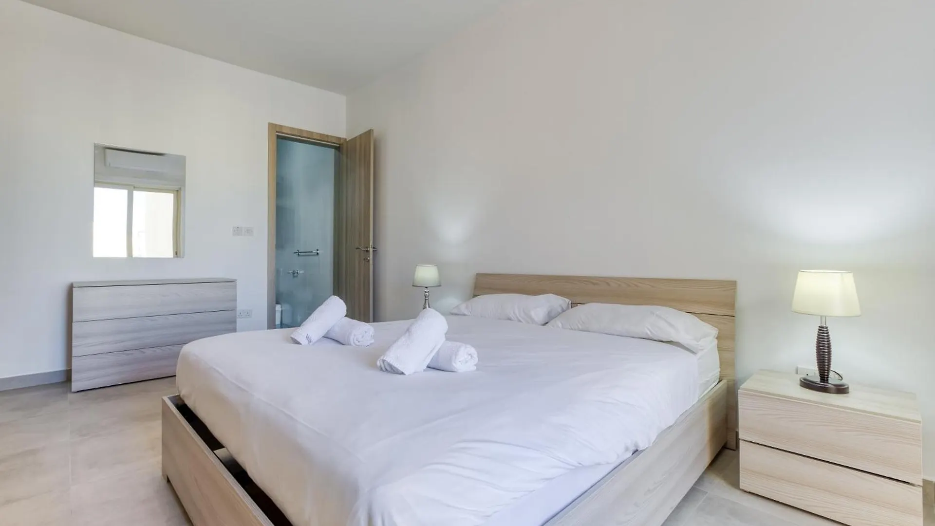 Seafront Apt, In The Centre Of Sliema, Opp Beach By 360 Estates Malta