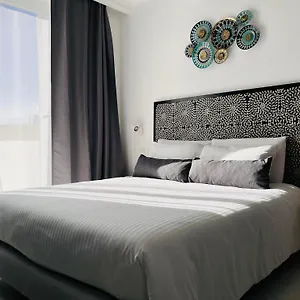 By Promenade And Apartamento